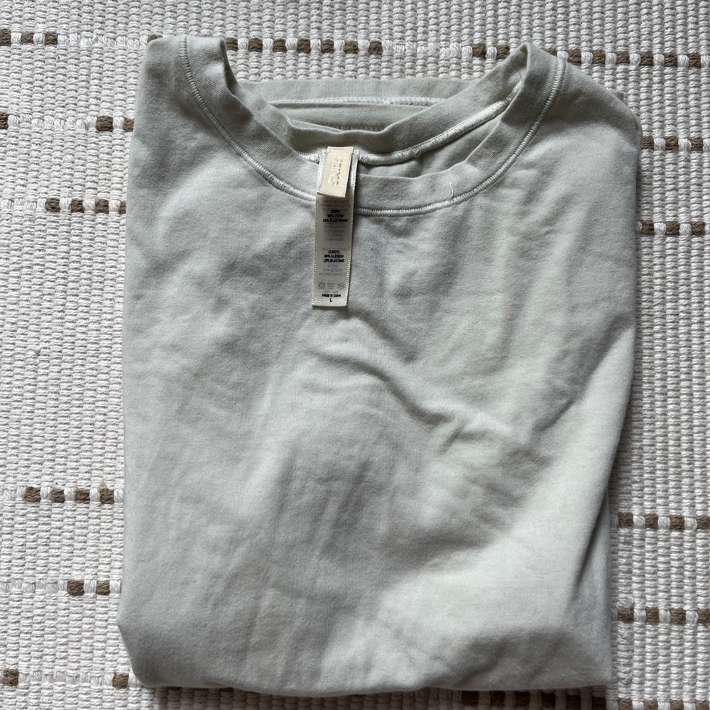 SKIMS TEE SHIRT ONLY WORN ONCE